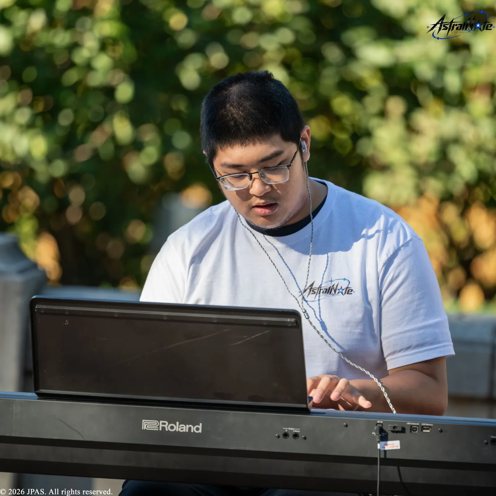 A musician plays a keyboard at Astral Note 0th LIVE.