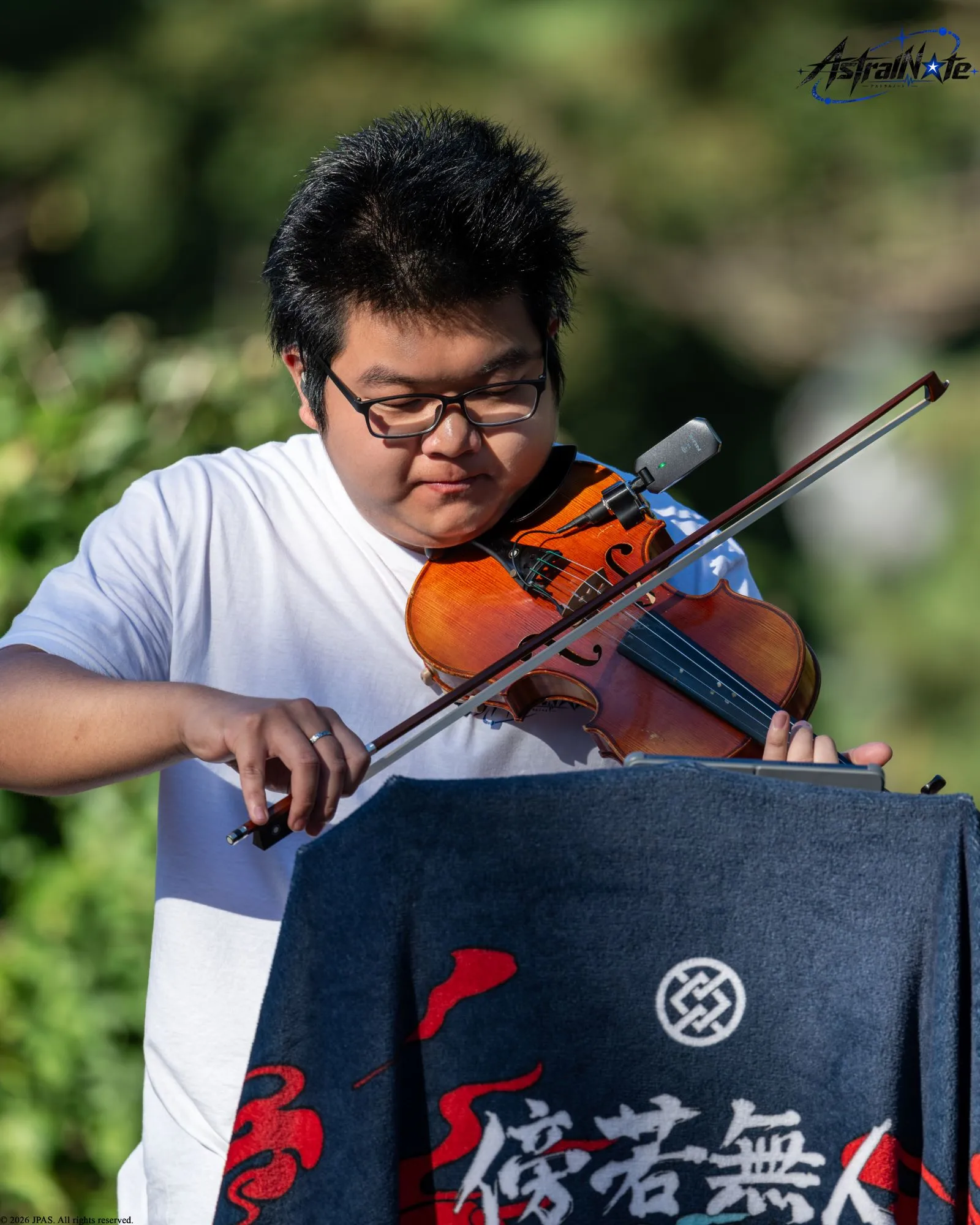 A musician plays violin at Astral Note 0th LIVE.